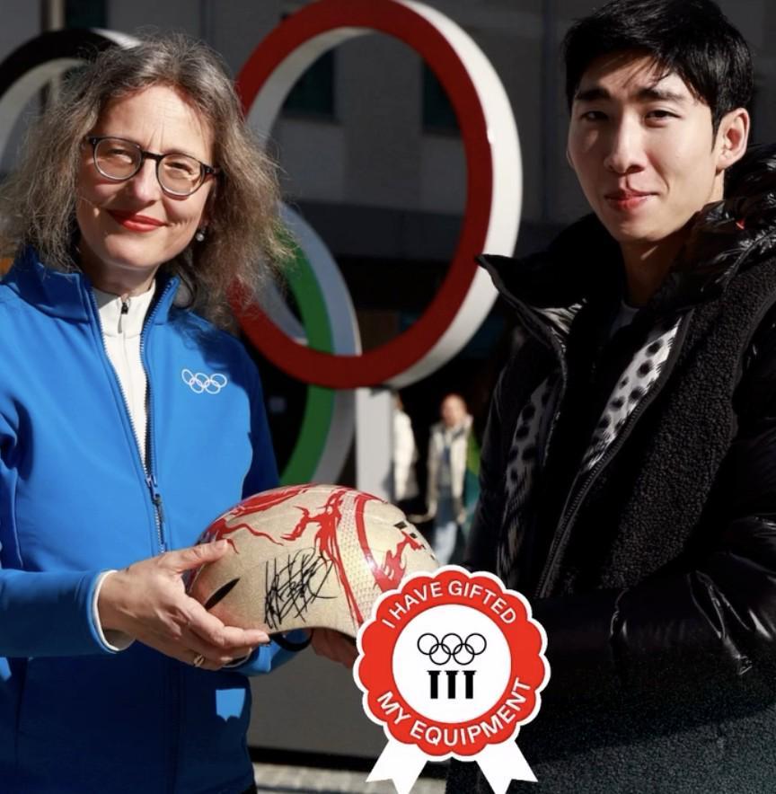 世界杯直播下载-附有亲笔签名，林孝埈将米兰冬奥熊猫头盔捐赠奥林匹克博物馆