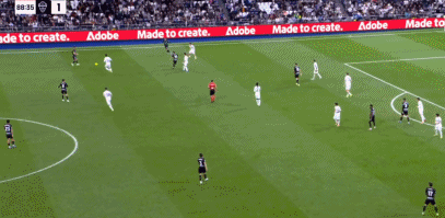 世界杯官方正版-吕迪格庆祝居莱尔进球时拍打皮塔奇头部，导致小将身体一晃